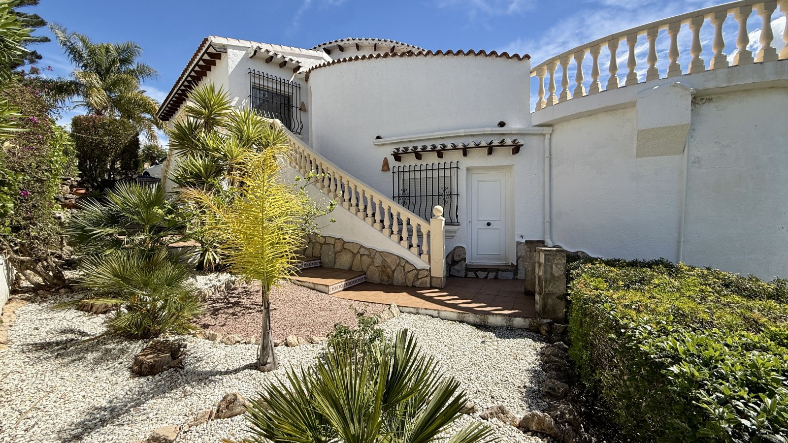 Ground-floor, fully equipped villa with 3 bedrooms, wintersun and privacy