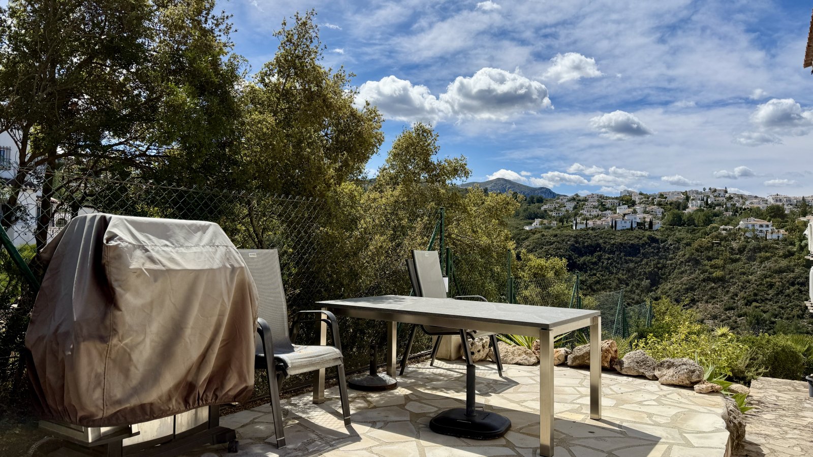 Ground-floor, fully equipped villa with 3 bedrooms, wintersun and privacy