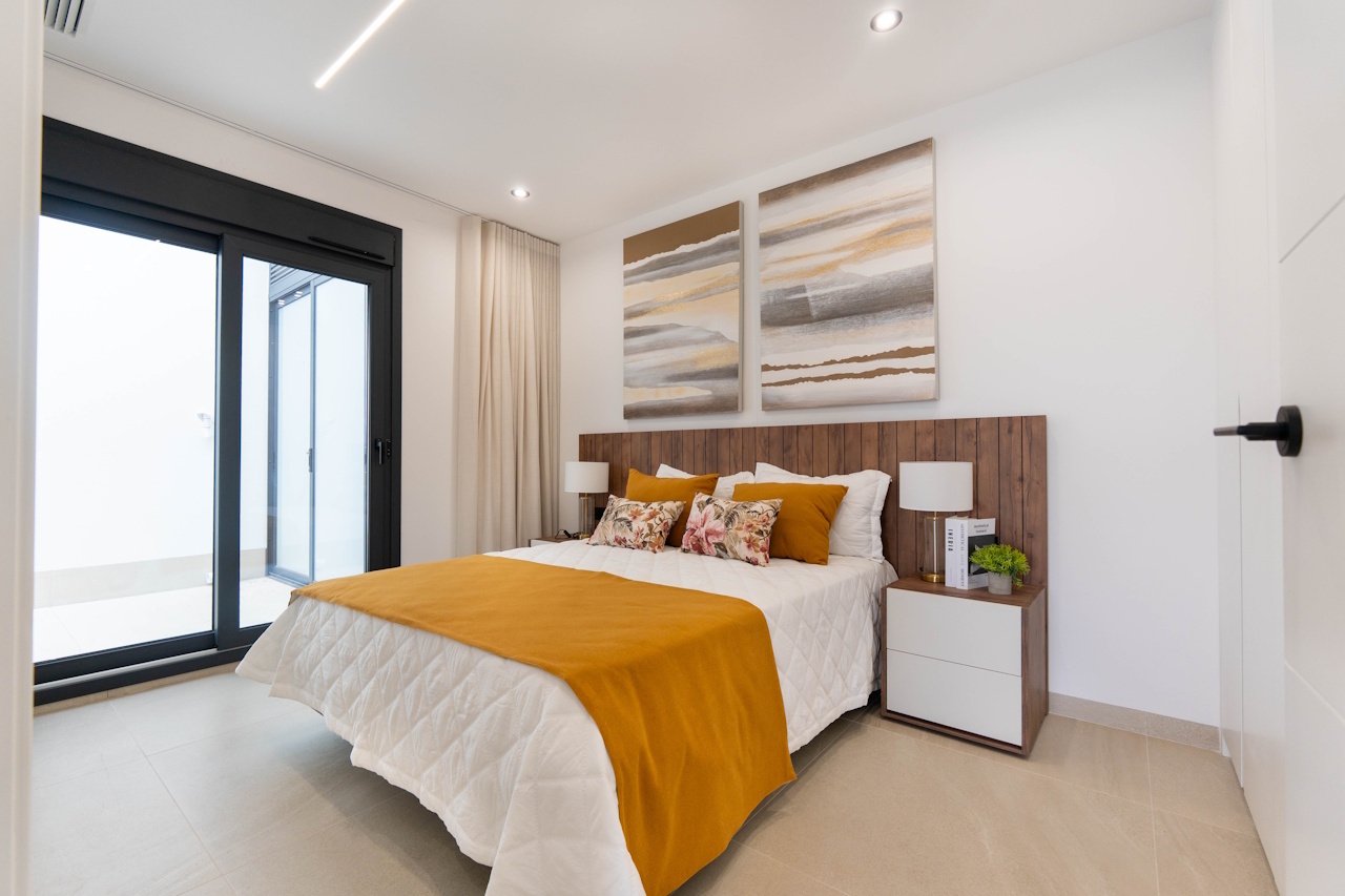 Villas with 3 bedrooms, 3 bathrooms, pre-installation air conditioning, fitted kitchens with white goods, private parking and private pool