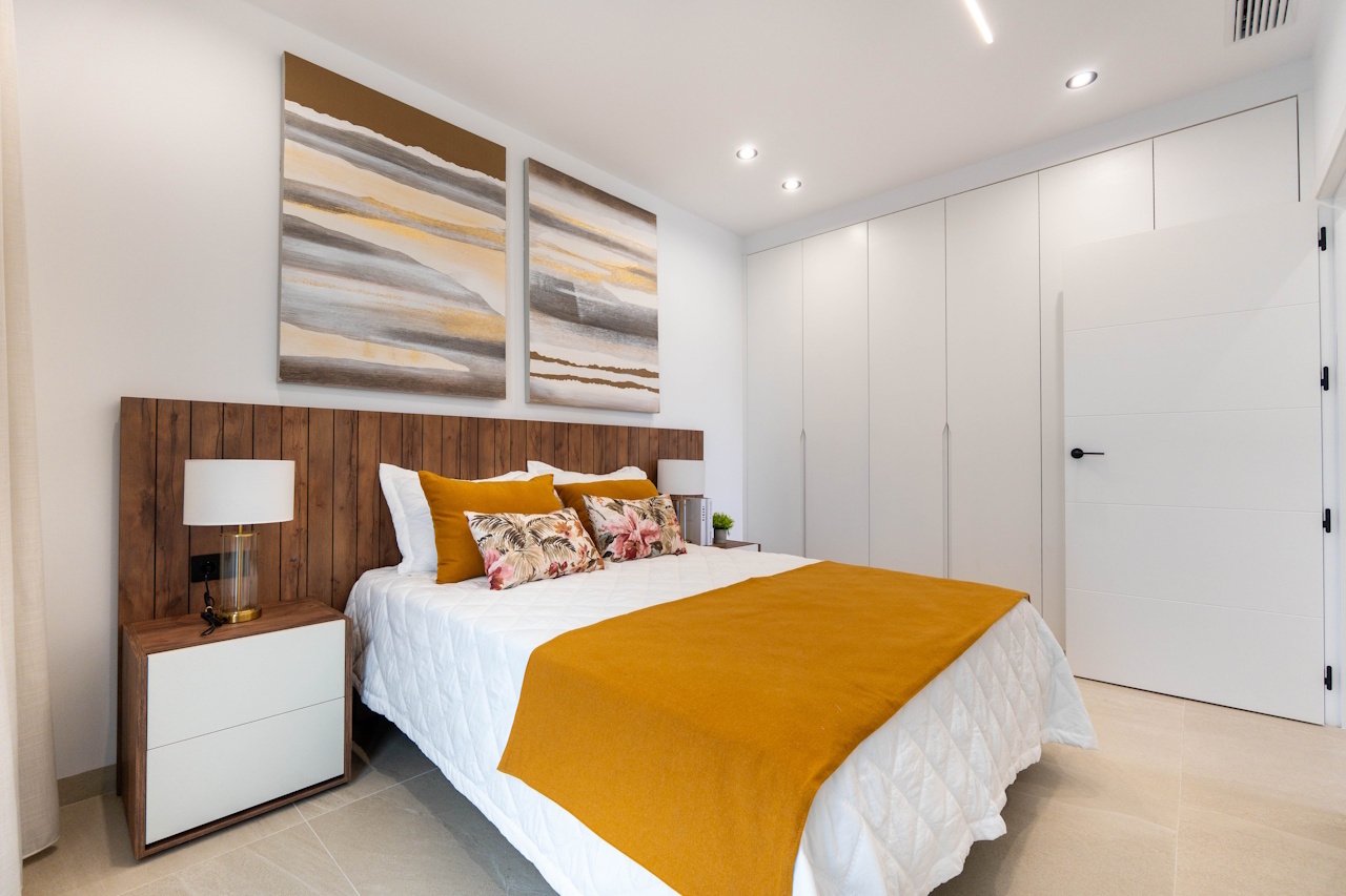 Villas with 3 bedrooms, 3 bathrooms, pre-installation air conditioning, fitted kitchens with white goods, private parking and private pool