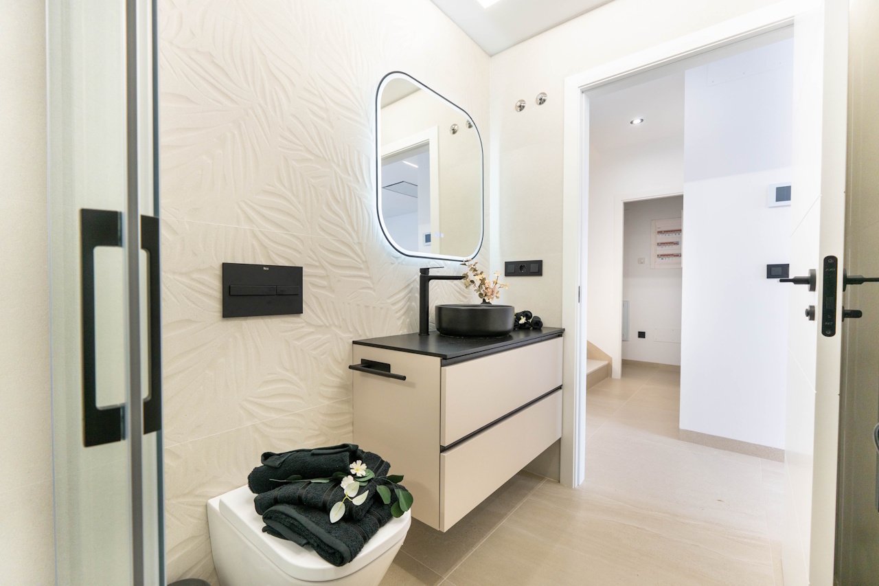 Villas with 3 bedrooms, 3 bathrooms, pre-installation air conditioning, fitted kitchens with white goods, private parking and private pool