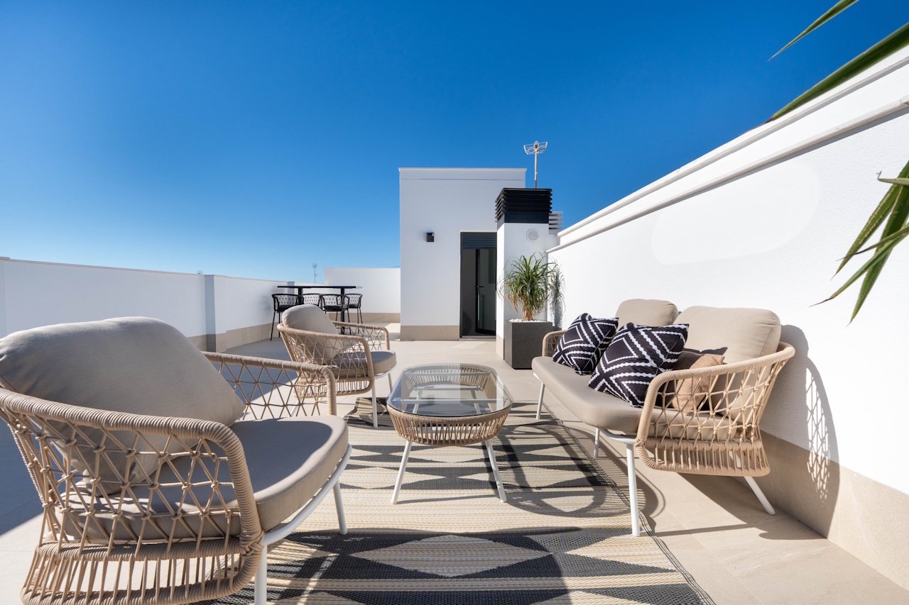 Villas with 3 bedrooms, 3 bathrooms, pre-installation air conditioning, fitted kitchens with white goods, private parking and private pool