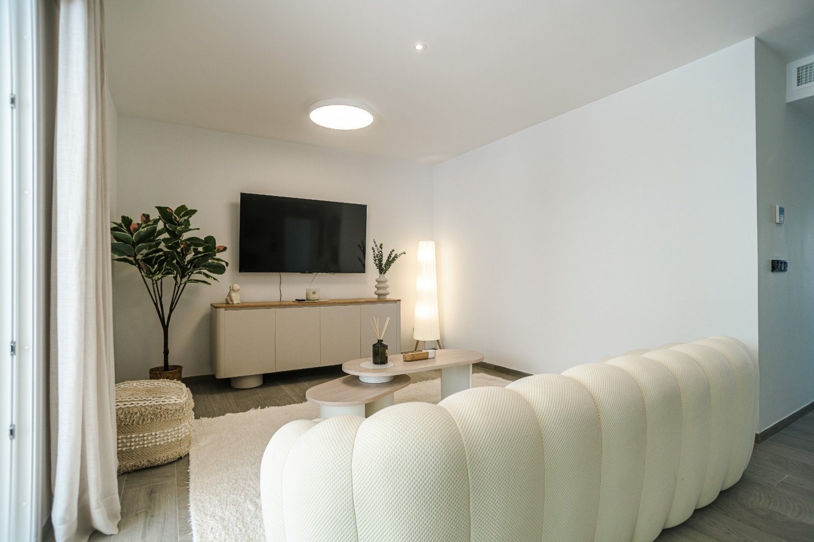 Luxury ground floor flat with 3 bedrooms, 2 bathrooms, underground parking space and communal pool at La Finca Golf Resort