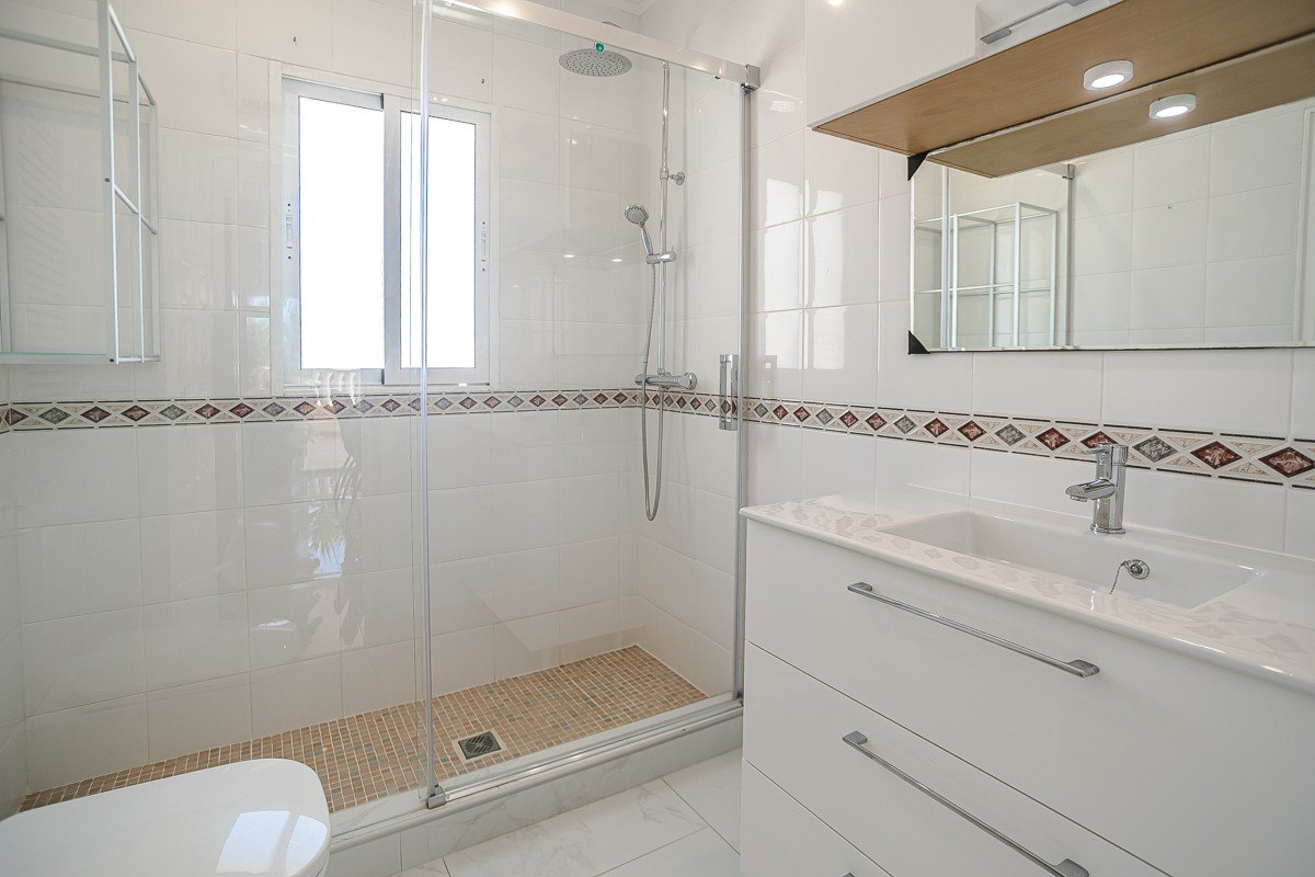 Stunning Mediterranean-style villa with 3 bedrooms, 3 bathrooms, roof terrace, air conditioning, private pool and parking space