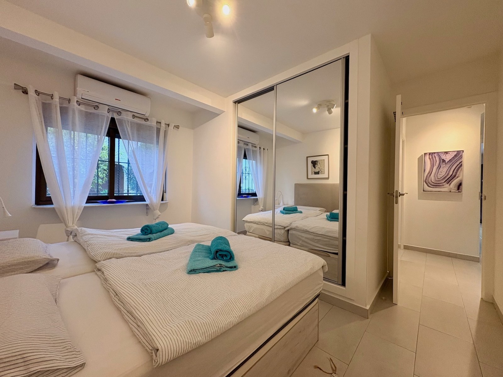 End-of-terrace house with 4 bedrooms, 2 bathrooms and a communal pool, just 100 metres from the beach in Cabo Roig