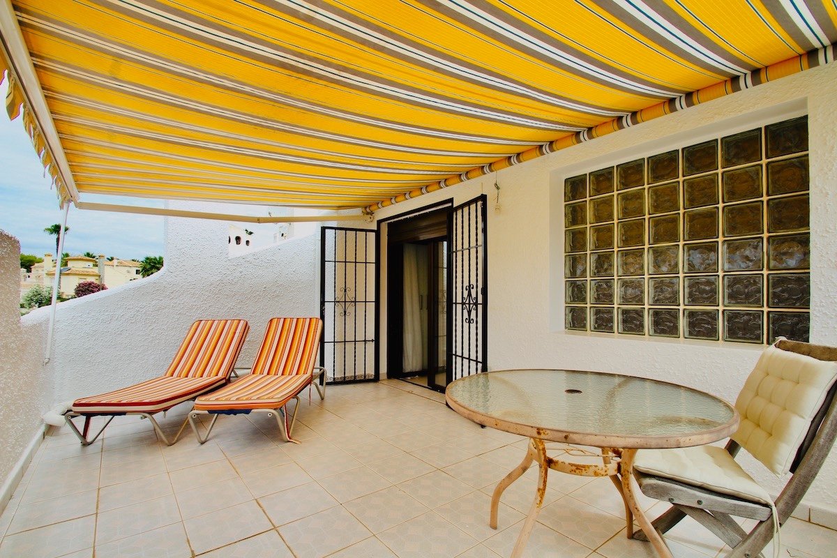 End-of-terrace house with 4 bedrooms, 2 bathrooms and a communal pool, just 100 metres from the beach in Cabo Roig