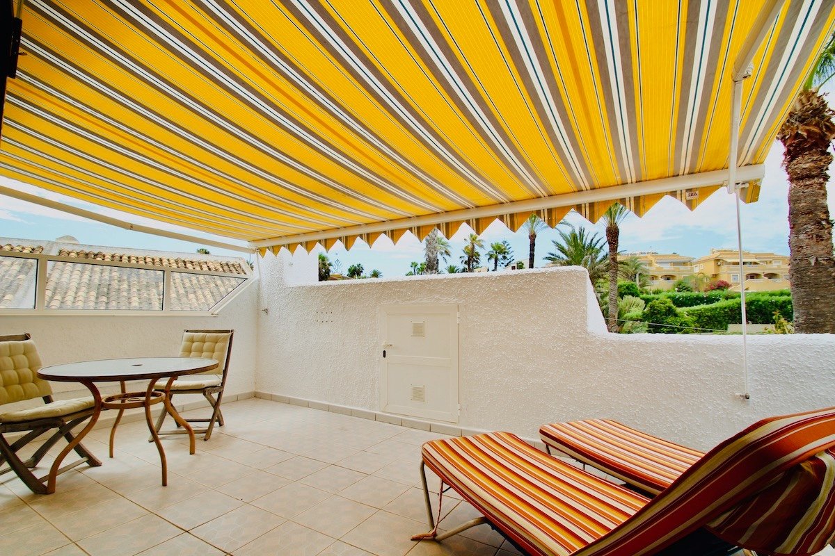 End-of-terrace house with 4 bedrooms, 2 bathrooms and a communal pool, just 100 metres from the beach in Cabo Roig