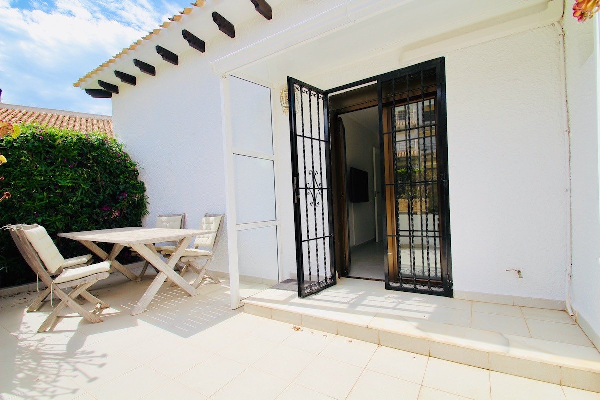 End-of-terrace house with 4 bedrooms, 2 bathrooms and a communal pool, just 100 metres from the beach in Cabo Roig