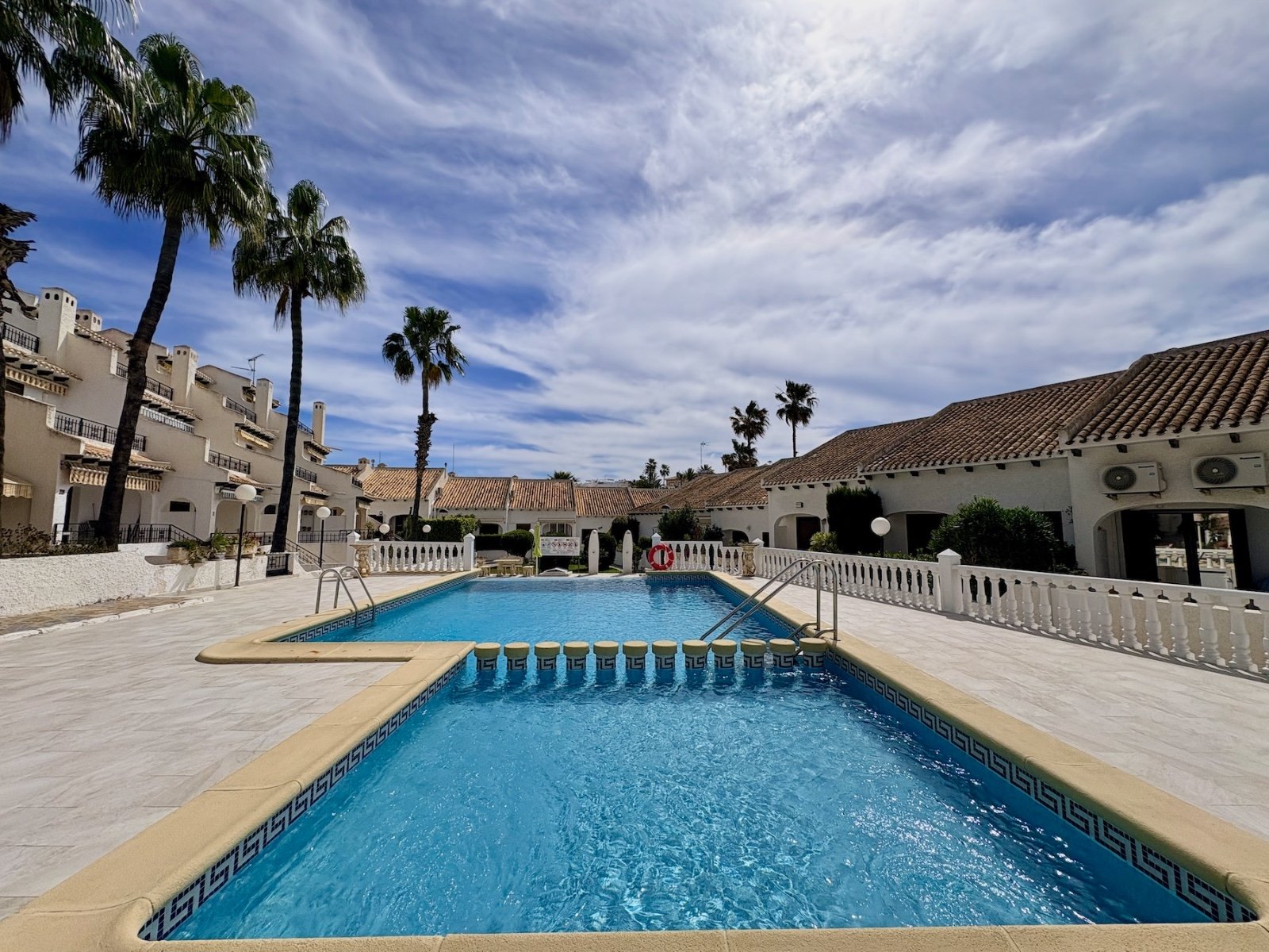 End-of-terrace house with 4 bedrooms, 2 bathrooms and a communal pool, just 100 metres from the beach in Cabo Roig