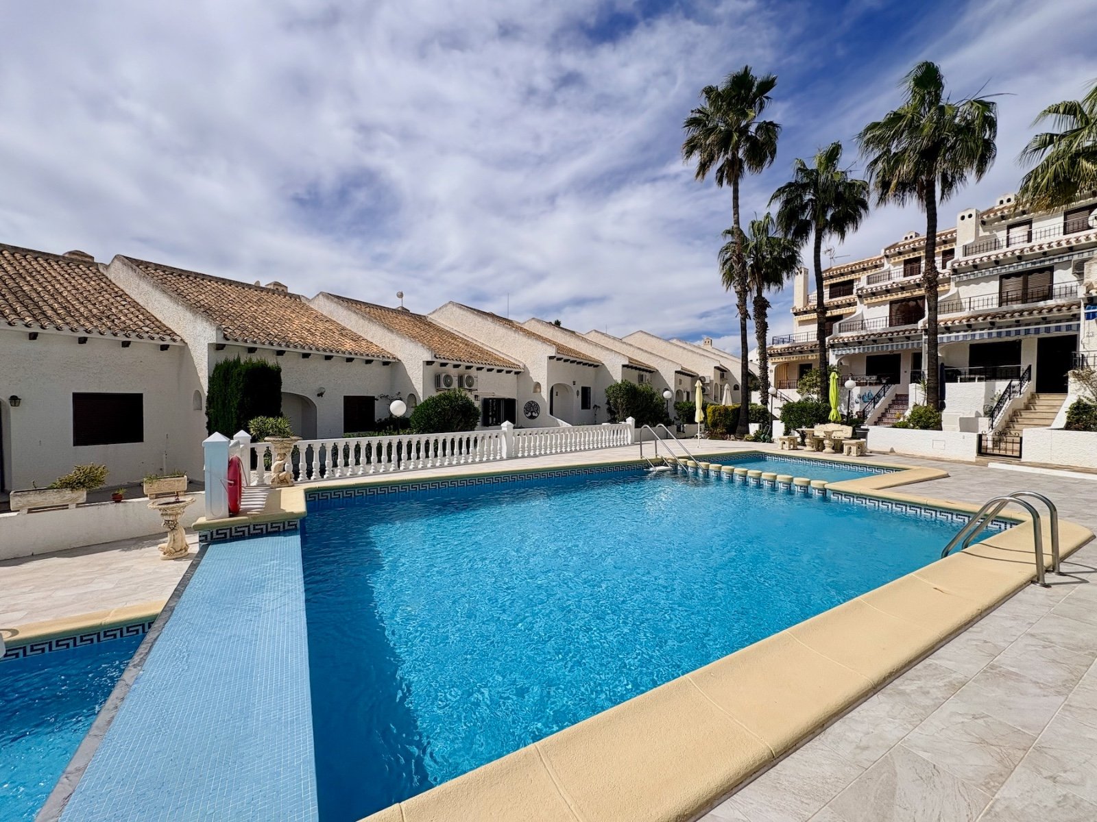 End-of-terrace house with 4 bedrooms, 2 bathrooms and a communal pool, just 100 metres from the beach in Cabo Roig