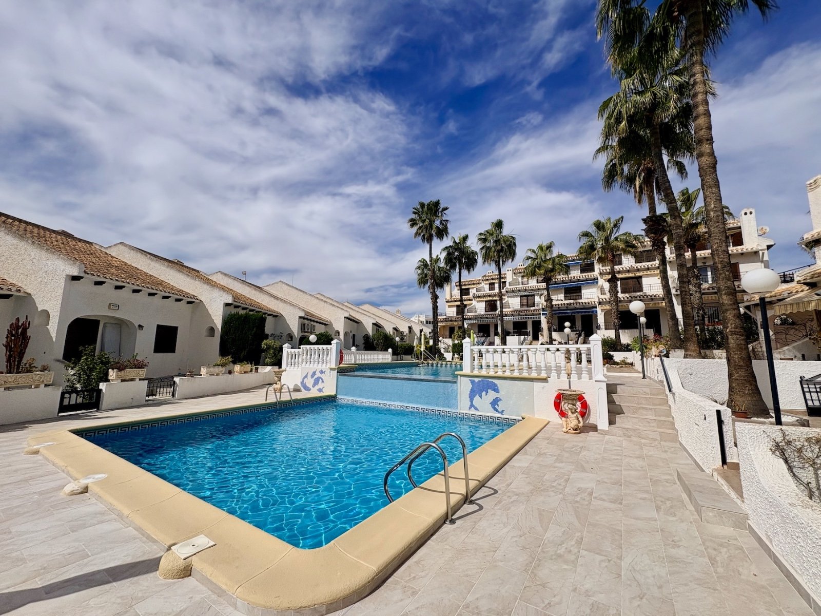 End-of-terrace house with 4 bedrooms, 2 bathrooms and a communal pool, just 100 metres from the beach in Cabo Roig