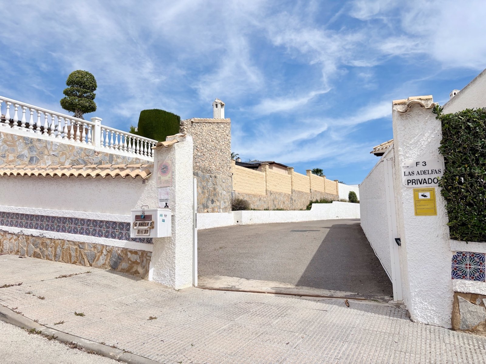 End-of-terrace house with 4 bedrooms, 2 bathrooms and a communal pool, just 100 metres from the beach in Cabo Roig
