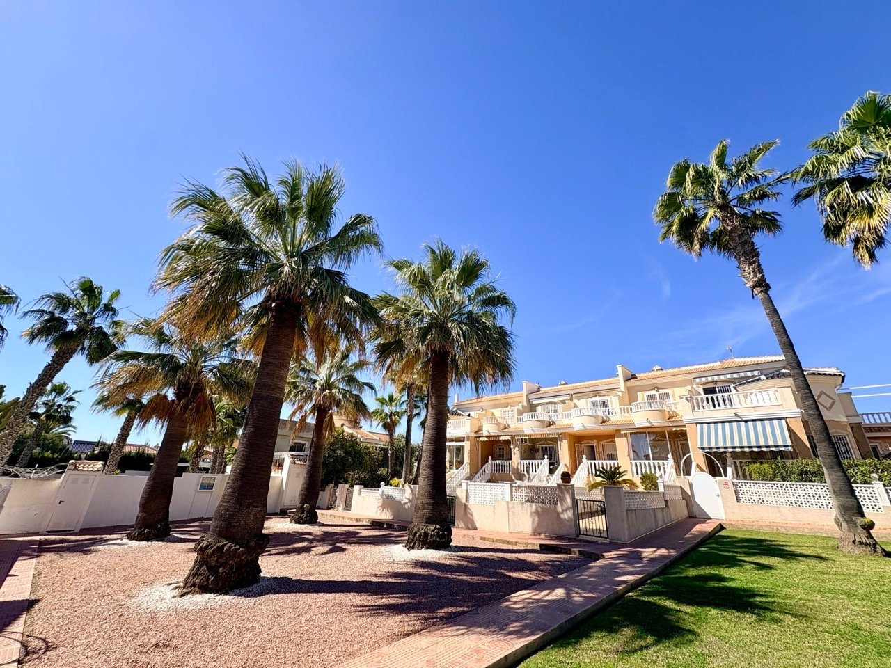 Two-bedroom terraced house with one bathroom, a guest toilet and a communal swimming pool in the La Fiesta II residential complex