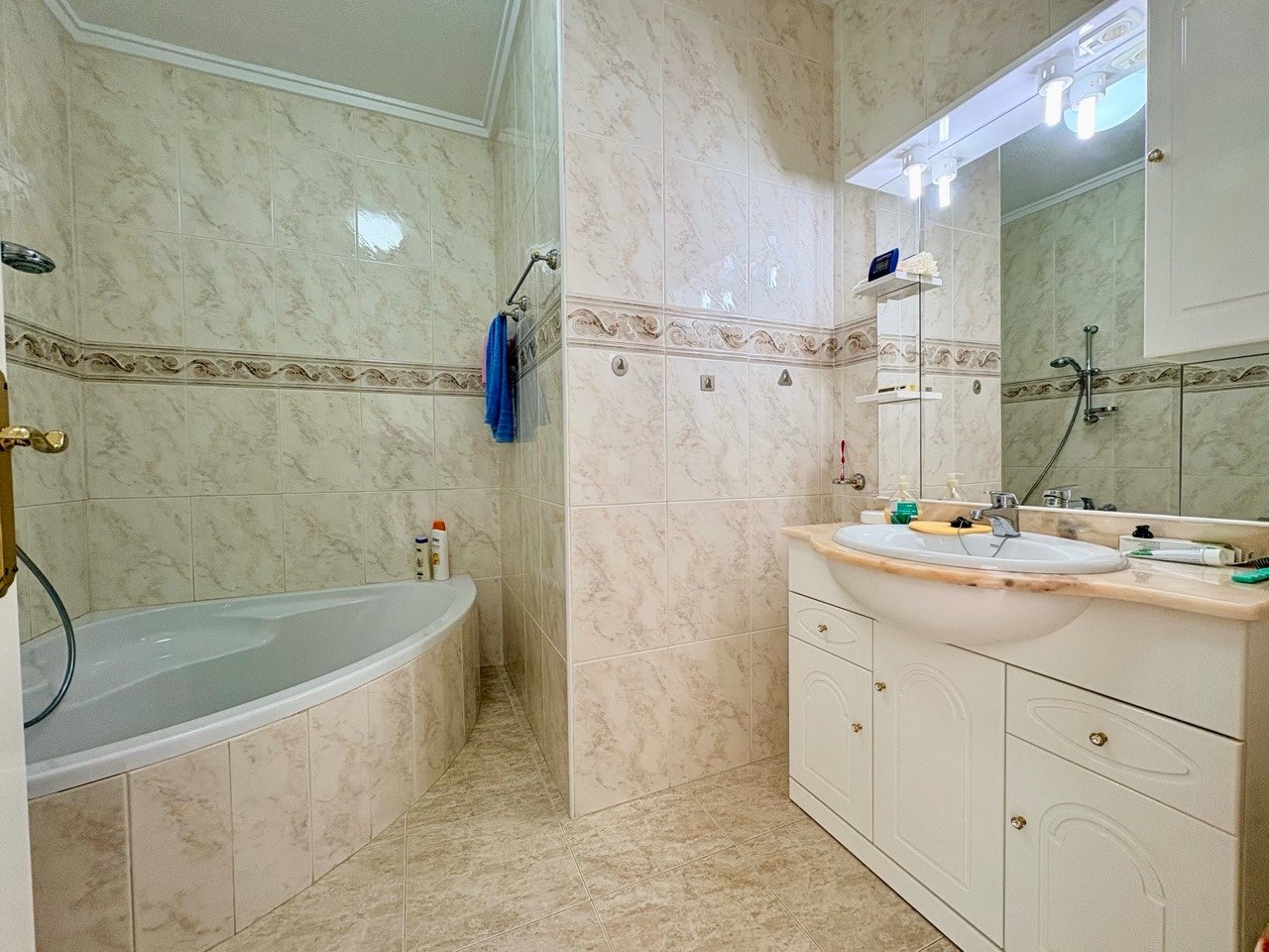 Two-bedroom terraced house with one bathroom, a guest toilet and a communal swimming pool in the La Fiesta II residential complex