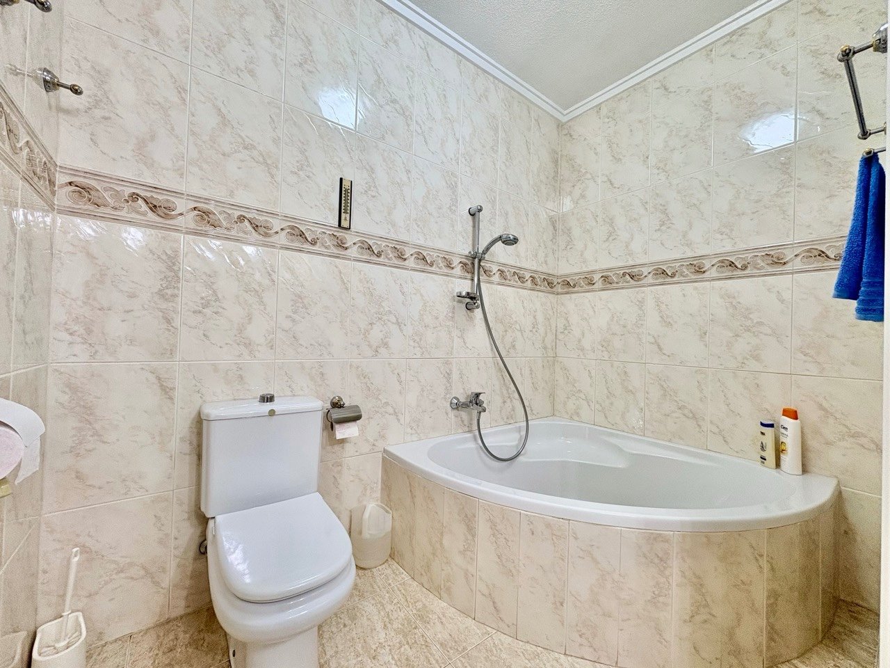 Two-bedroom terraced house with one bathroom, a guest toilet and a communal swimming pool in the La Fiesta II residential complex