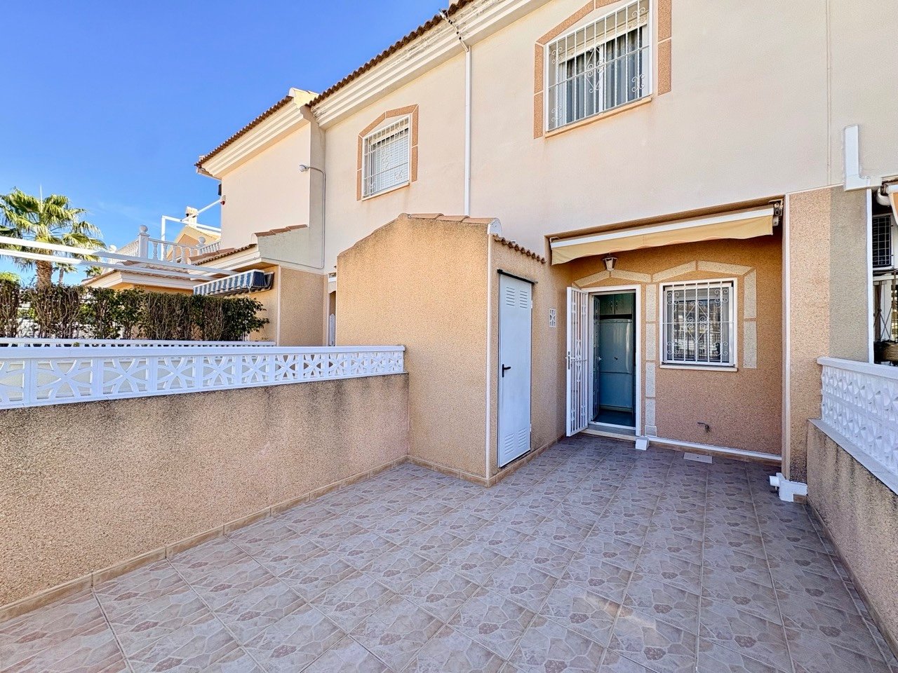 Two-bedroom terraced house with one bathroom, a guest toilet and a communal swimming pool in the La Fiesta II residential complex