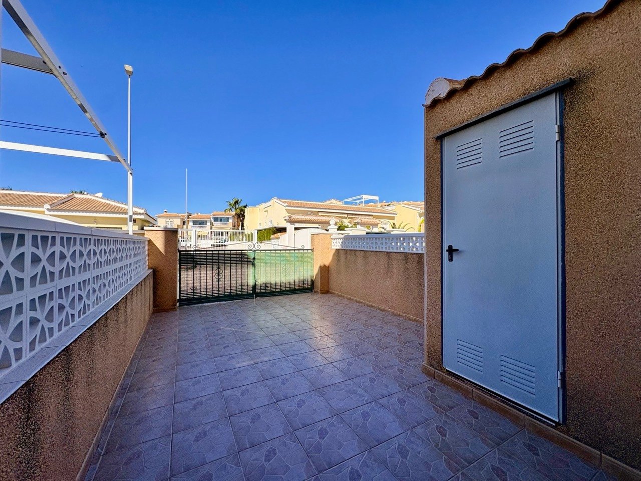 Two-bedroom terraced house with one bathroom, a guest toilet and a communal swimming pool in the La Fiesta II residential complex