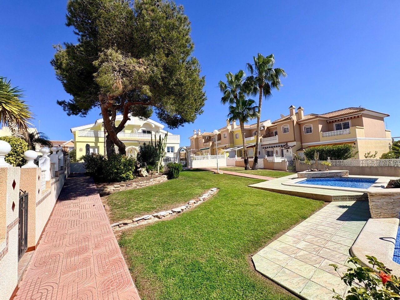 Two-bedroom terraced house with one bathroom, a guest toilet and a communal swimming pool in the La Fiesta II residential complex