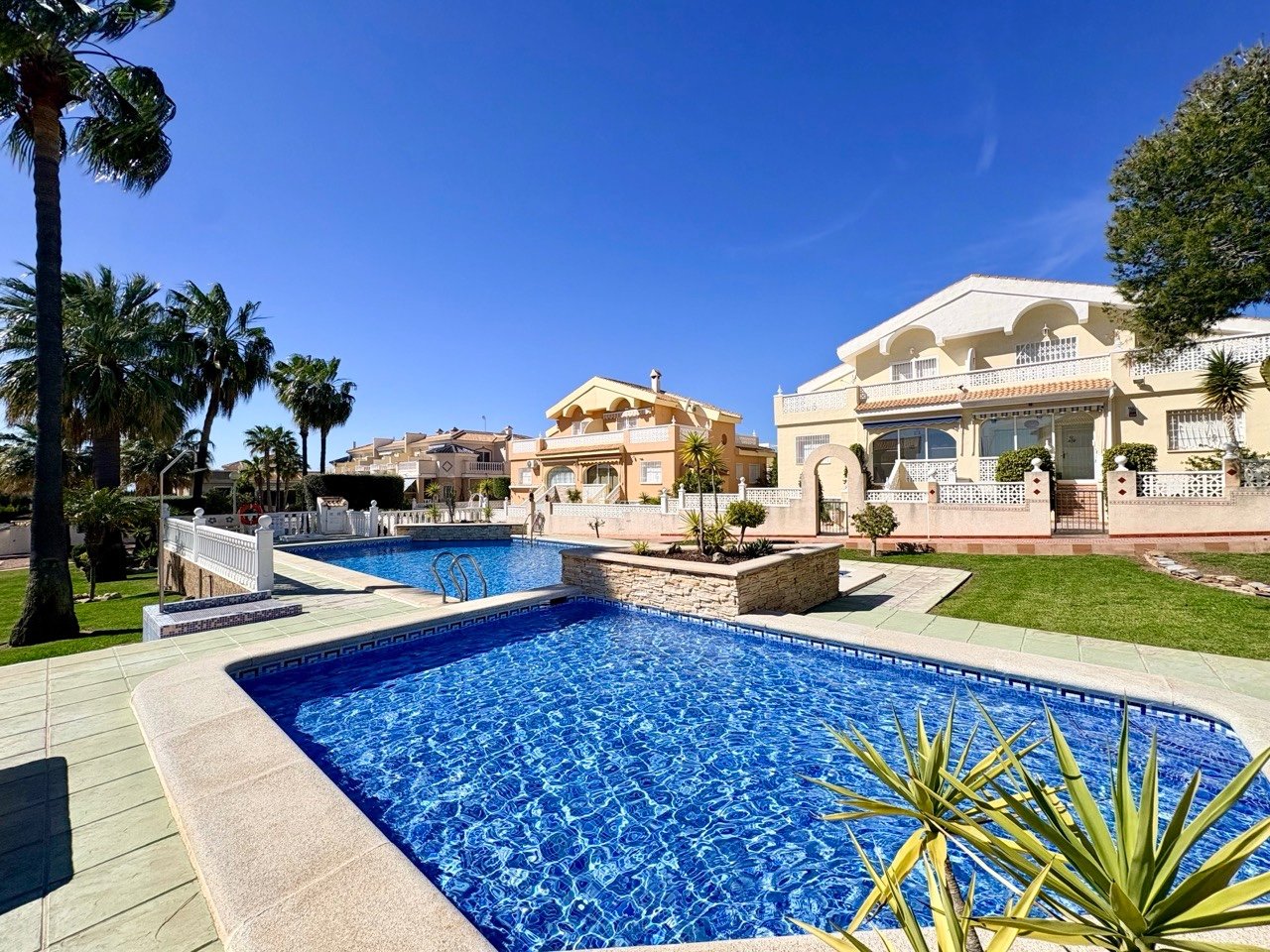 Two-bedroom terraced house with one bathroom, a guest toilet and a communal swimming pool in the La Fiesta II residential complex