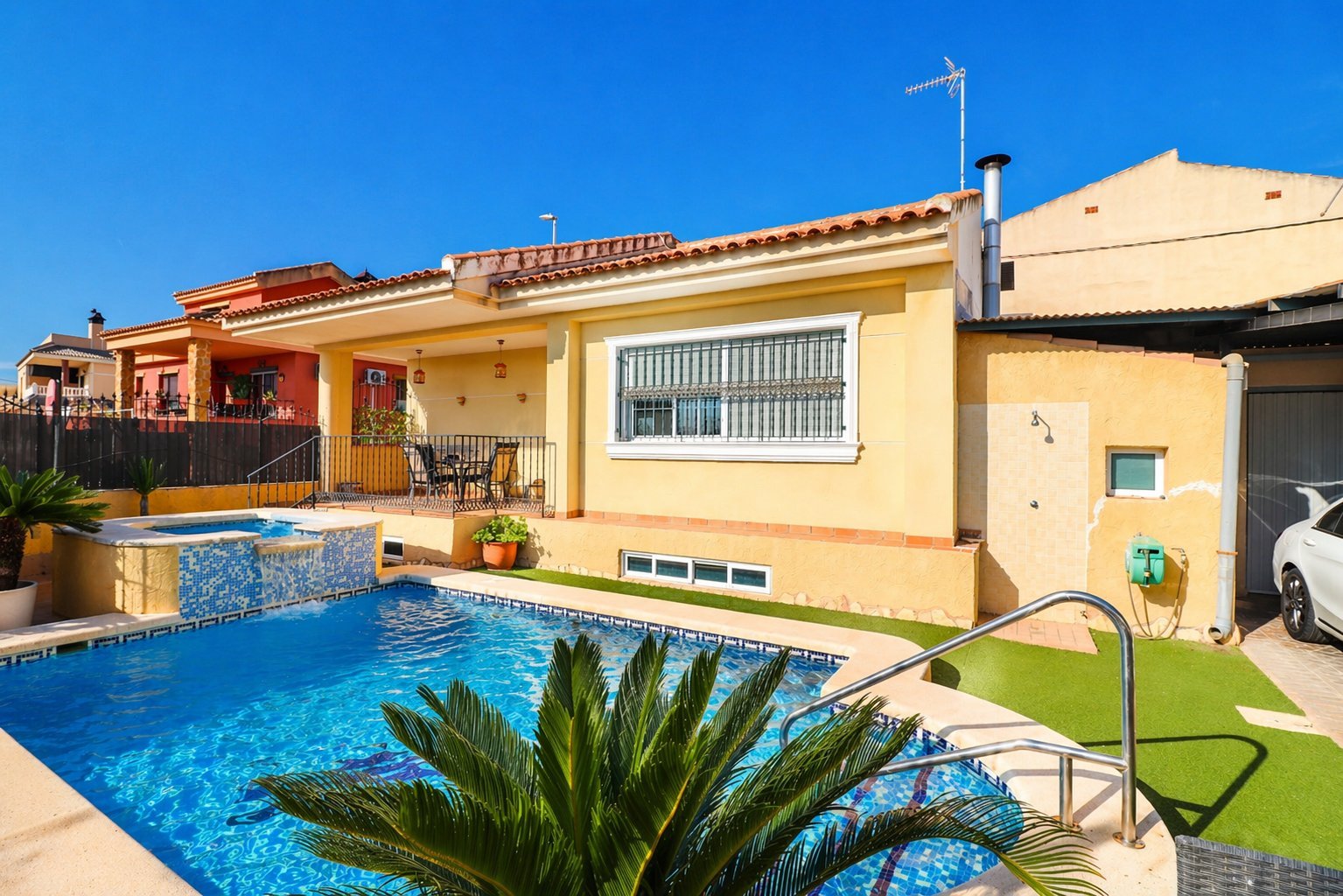Almoradí: Villa with 3 bedrooms, 1 bathroom, 1 guest toilet, garage and private pool 