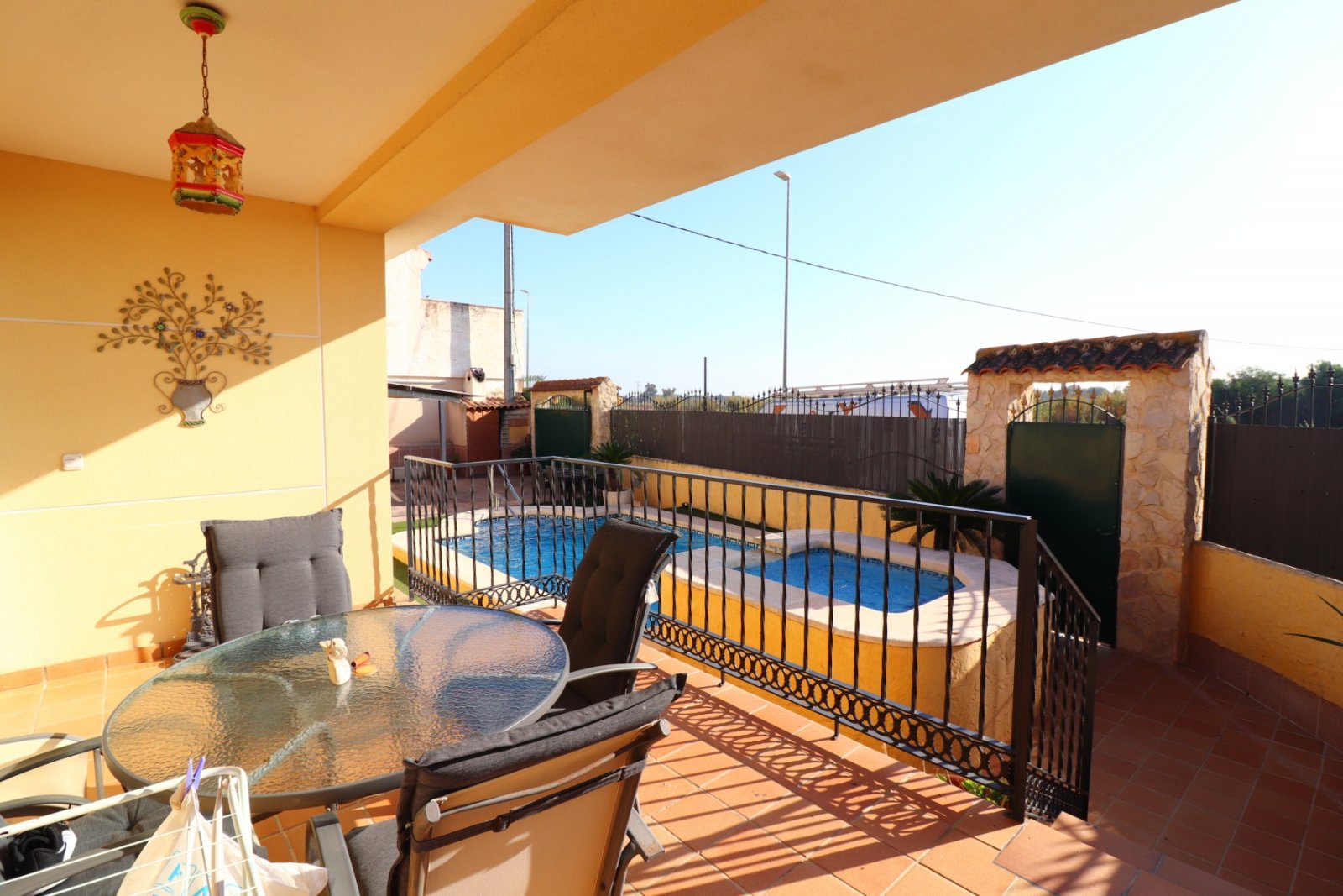 Villa with 3 bedrooms, 1 bathroom, 1 guest toilet, garage and private pool
