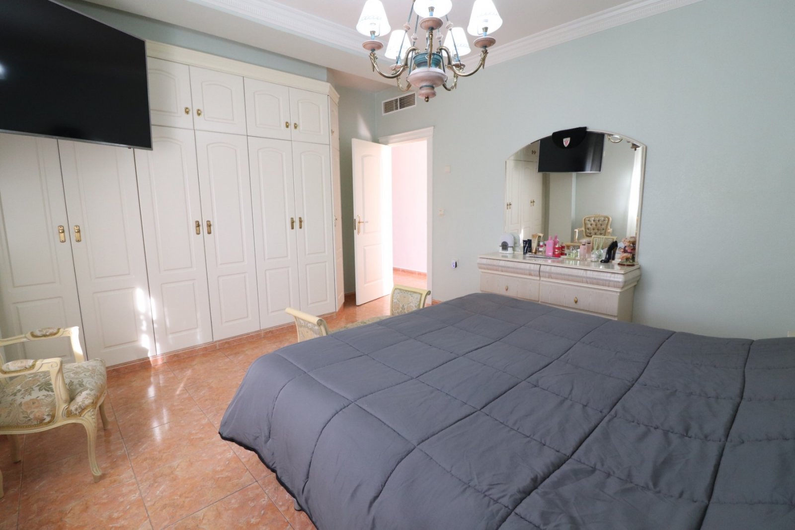 Villa with 3 bedrooms, 1 bathroom, 1 guest toilet, garage and private pool