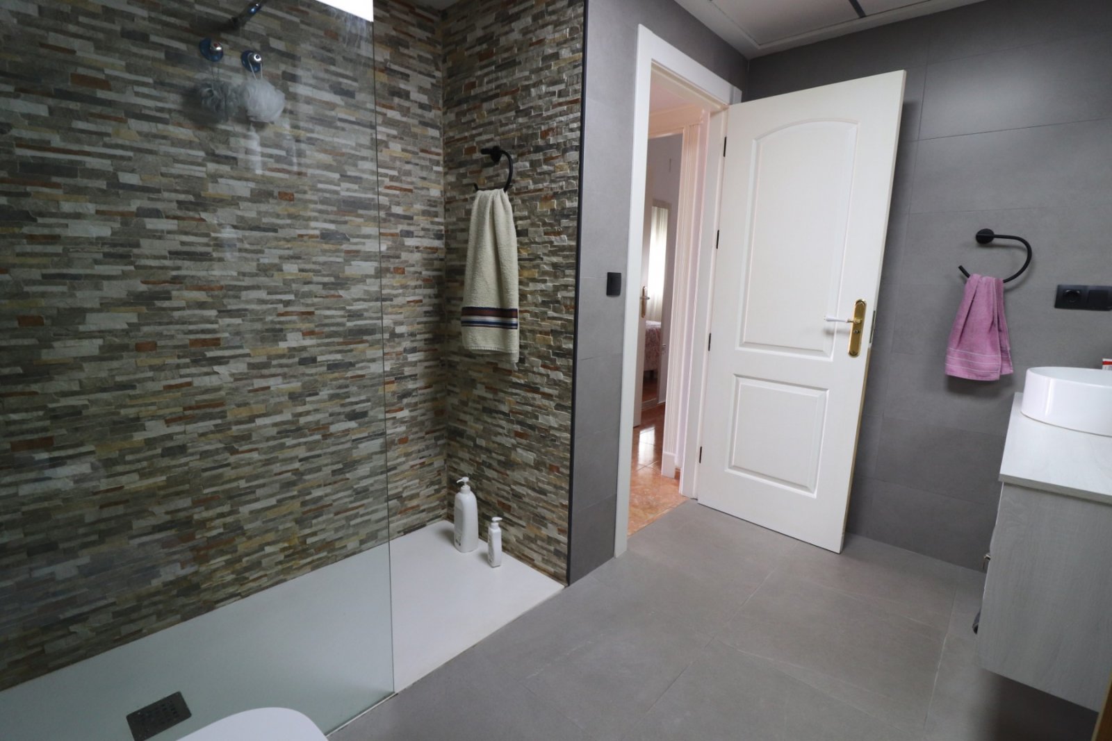 Villa with 3 bedrooms, 1 bathroom, 1 guest toilet, garage and private pool