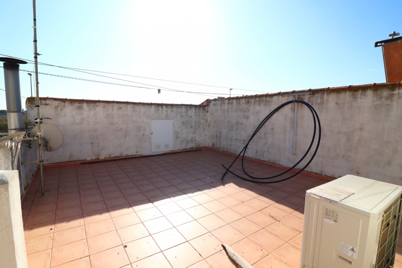 Villa with 3 bedrooms, 1 bathroom, 1 guest toilet, garage and private pool