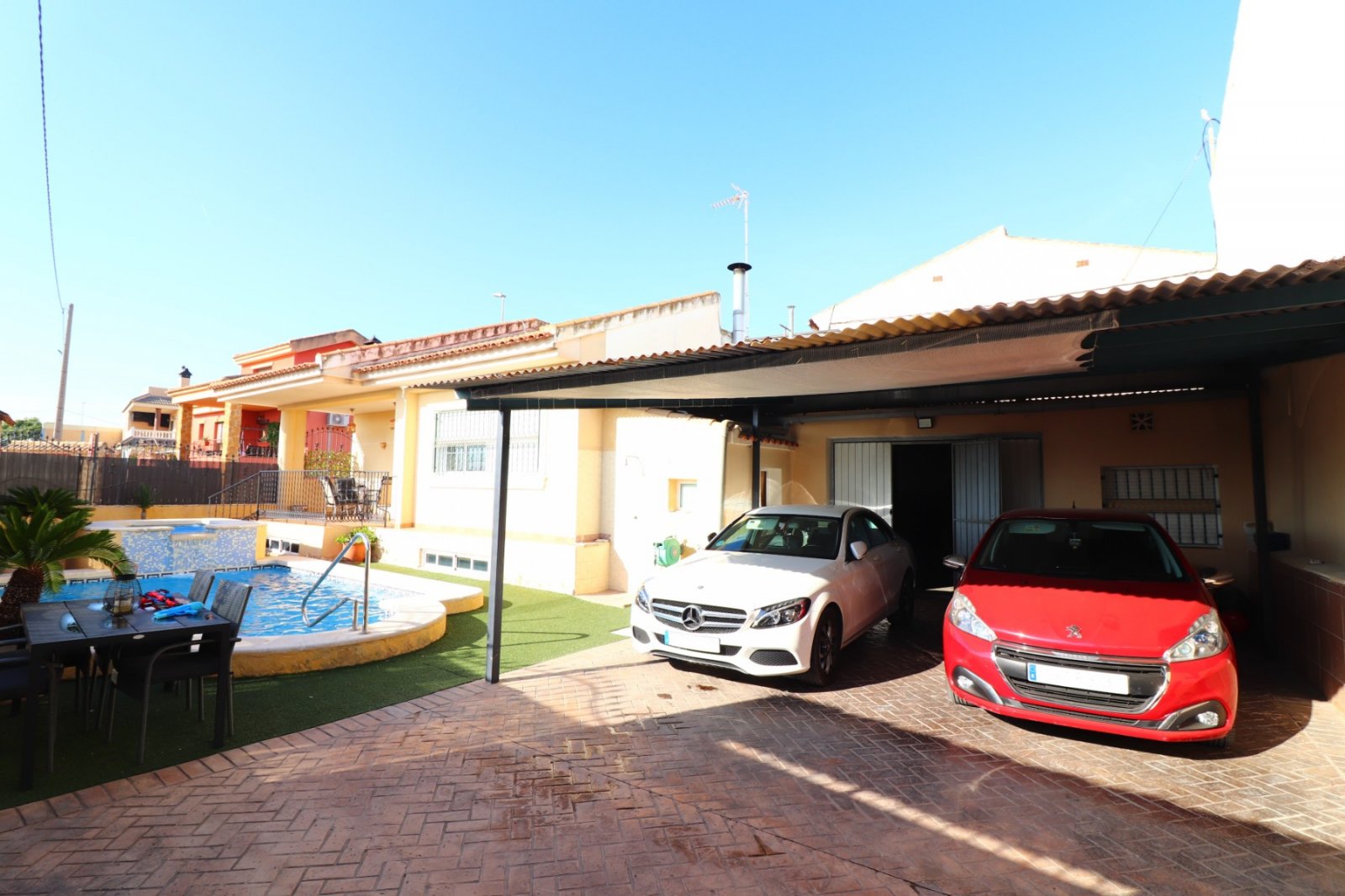 Villa with 3 bedrooms, 1 bathroom, 1 guest toilet, garage and private pool