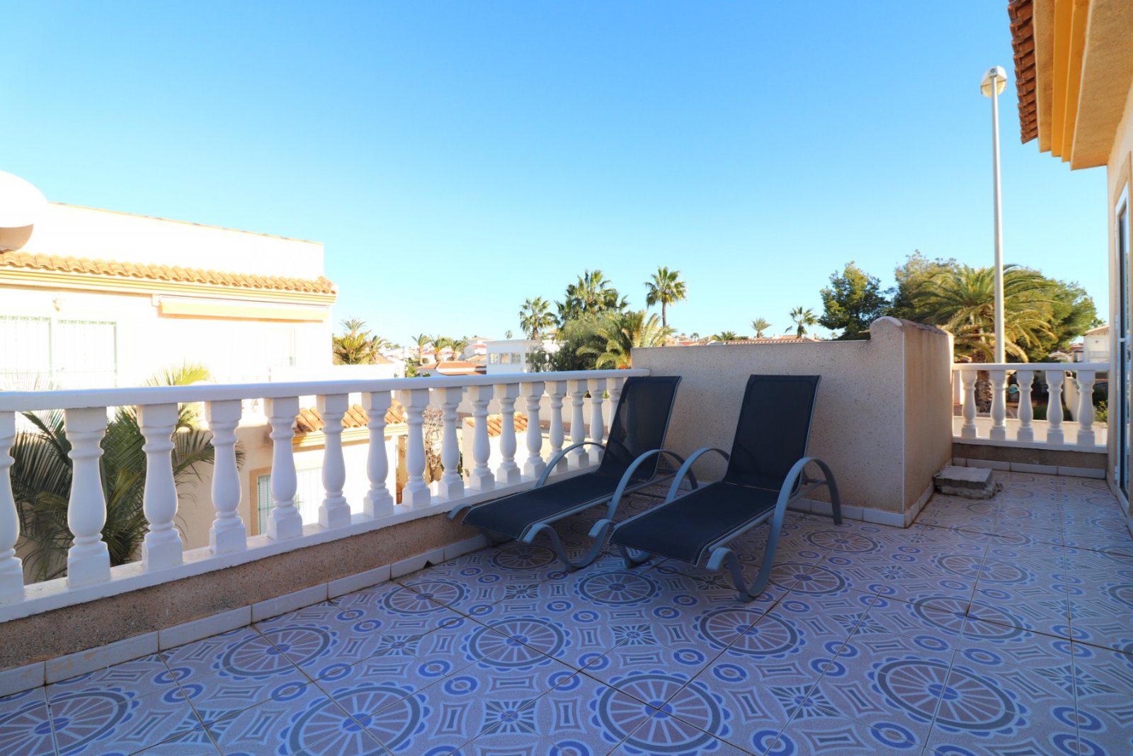 Villa with 3 bedrooms, 2 bathrooms, roof terrace, parking space and communal pool