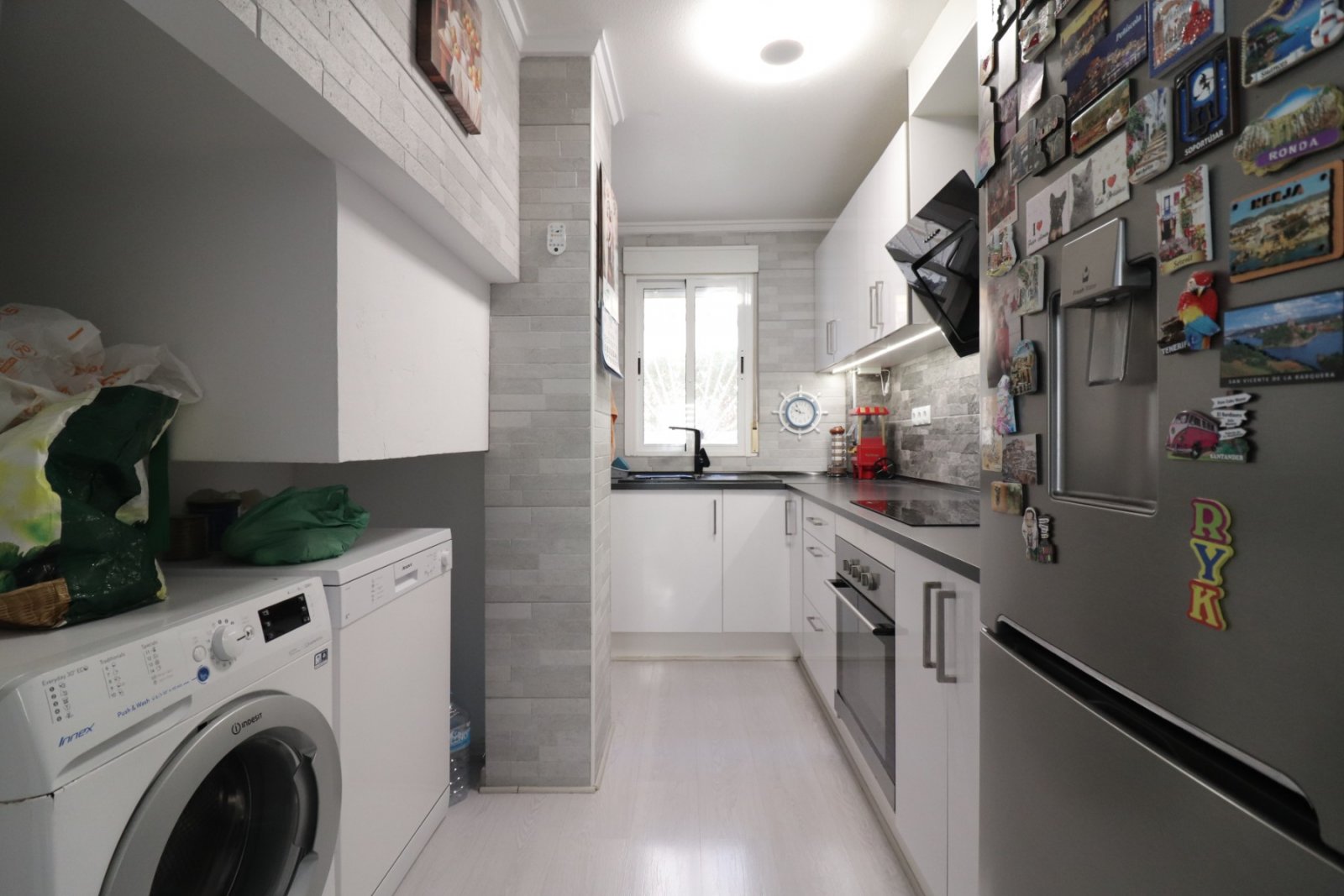 Villa with 3 bedrooms, 2 bathrooms, roof terrace, parking space and communal pool