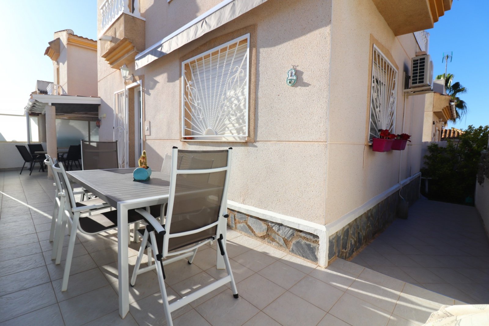Villa with 3 bedrooms, 2 bathrooms, roof terrace, parking space and communal pool