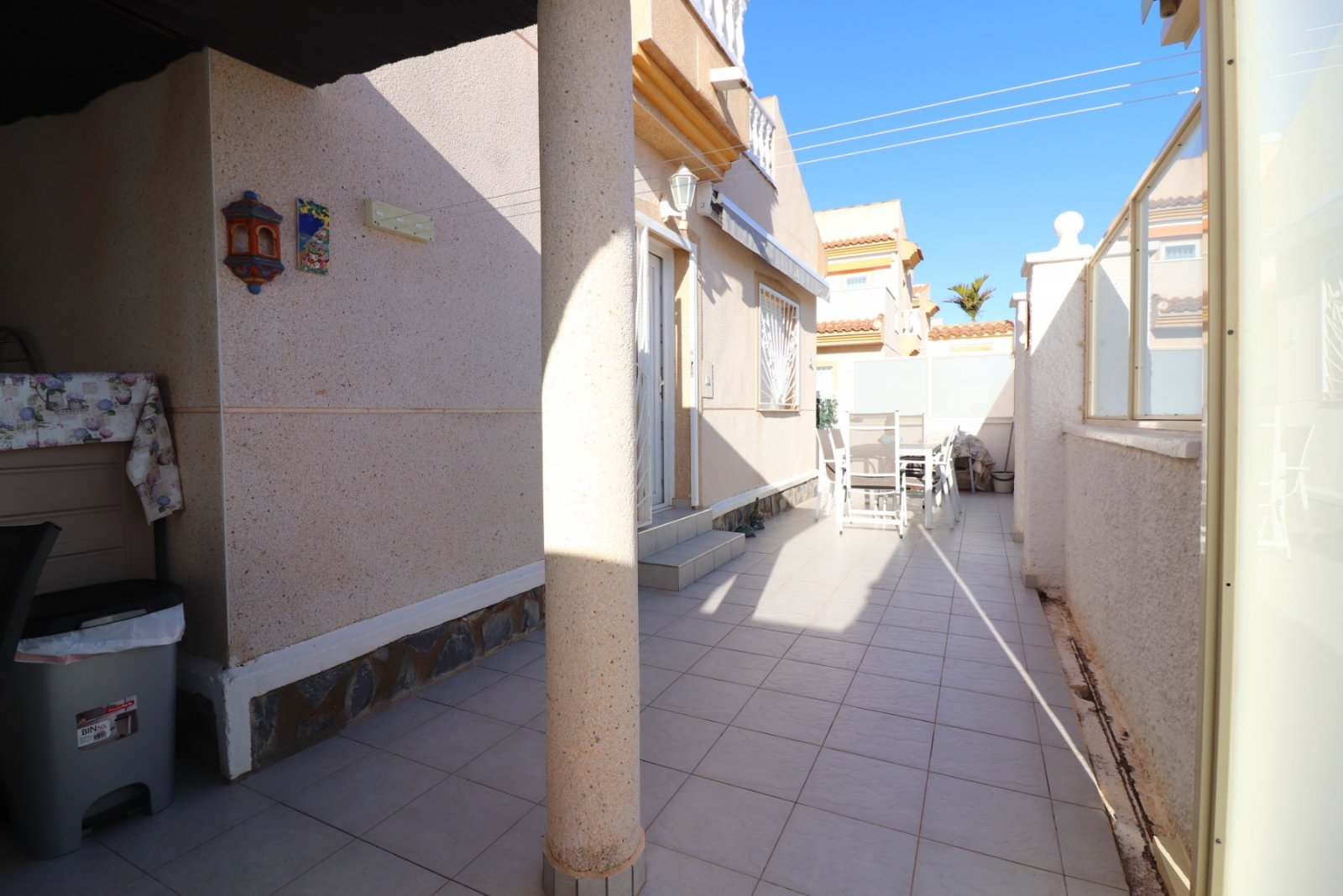 Villa with 3 bedrooms, 2 bathrooms, roof terrace, parking space and communal pool