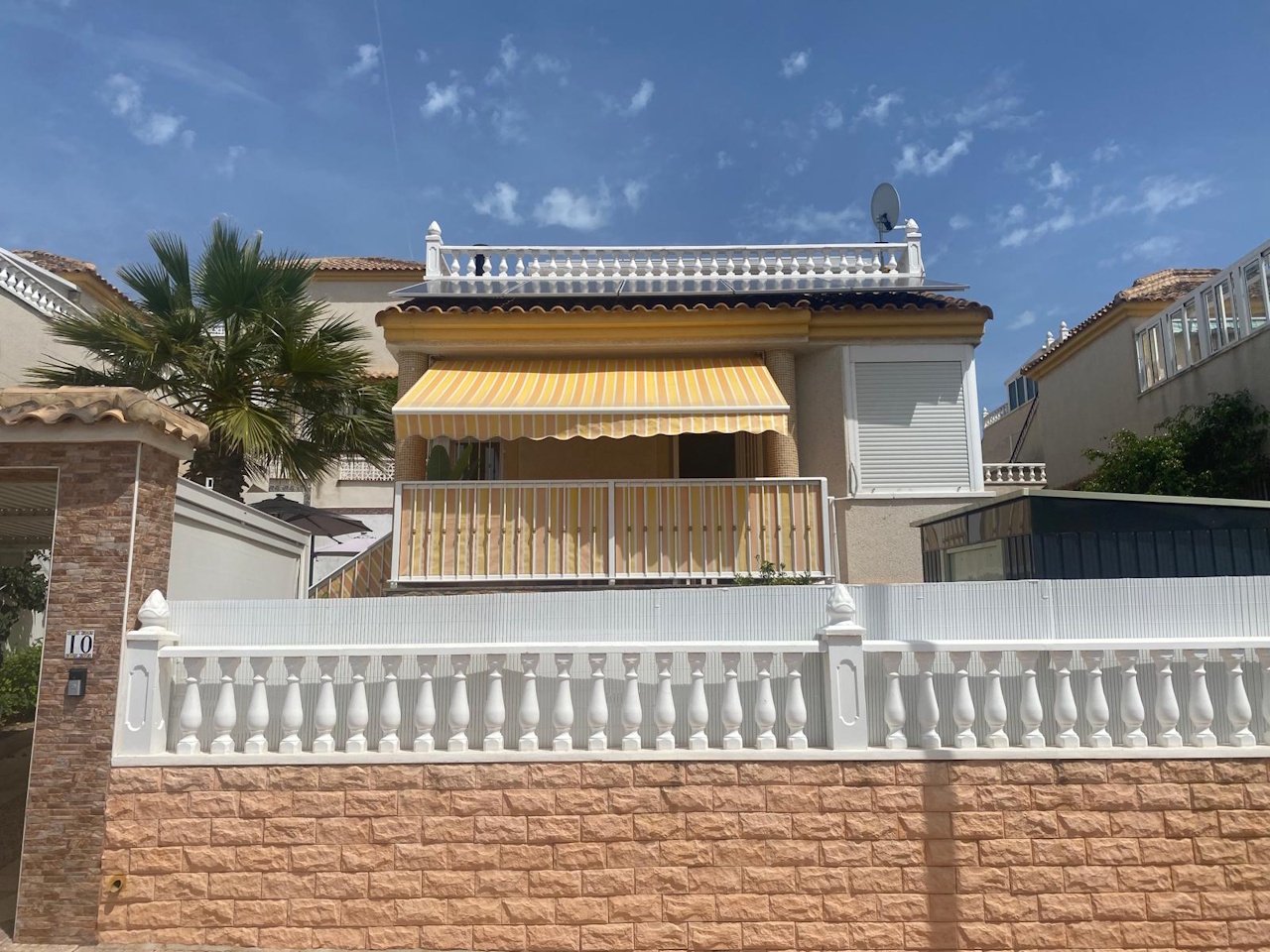 Detached villa with two residential units, a carport and a communal pool in a prime location