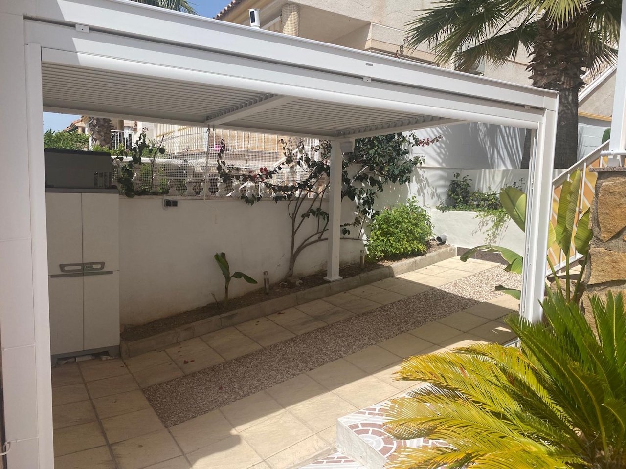 Detached villa with two residential units, a carport and a communal pool in a prime location