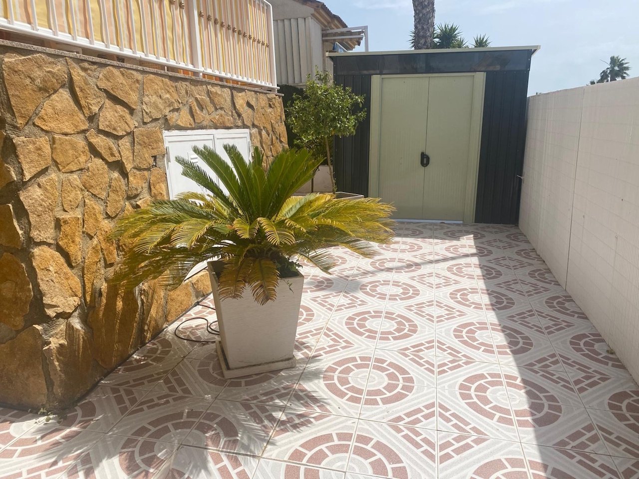 Detached villa with two residential units, a carport and a communal pool in a prime location