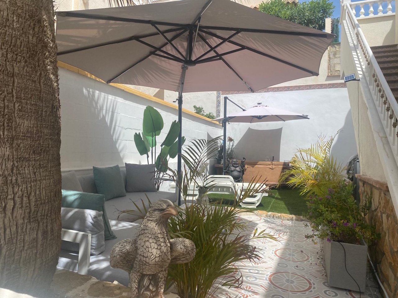Detached villa with two residential units, a carport and a communal pool in a prime location