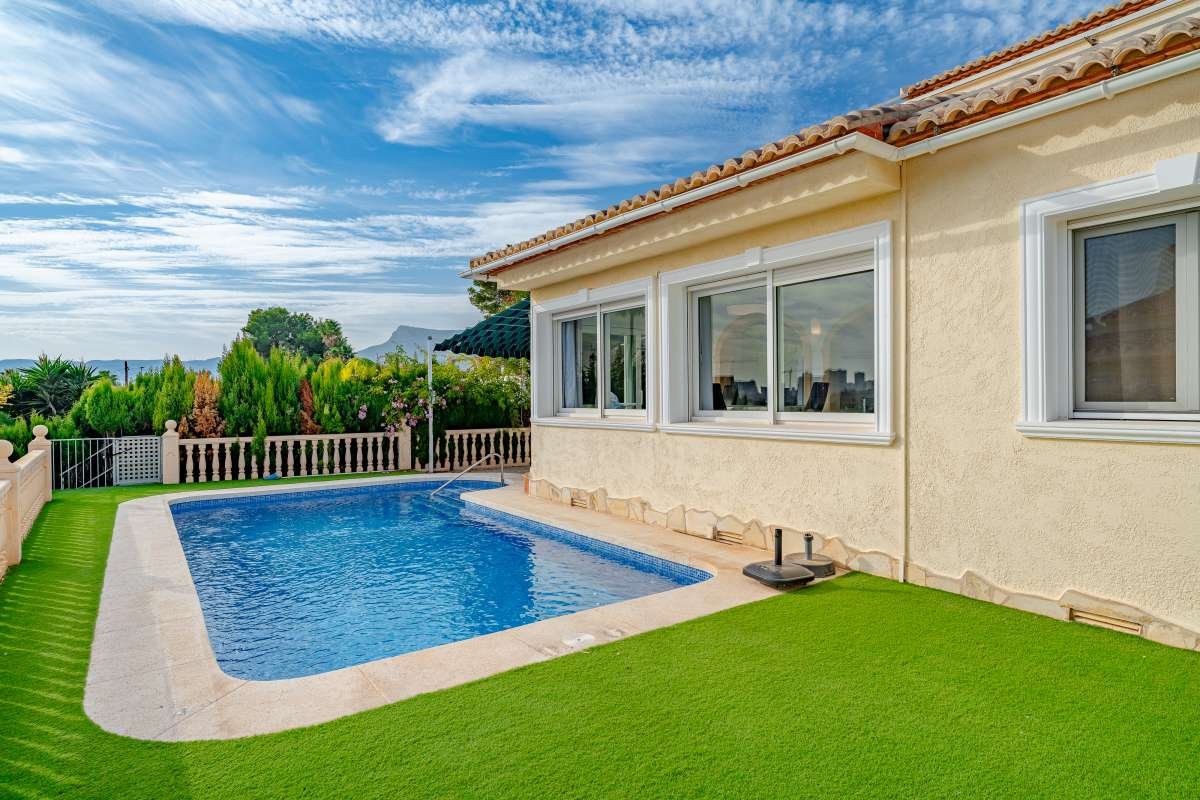 Pleasant villa with 3 bedrooms, 2 bathrooms, garage, private pool, sea views and views of the Peñon de Ifach