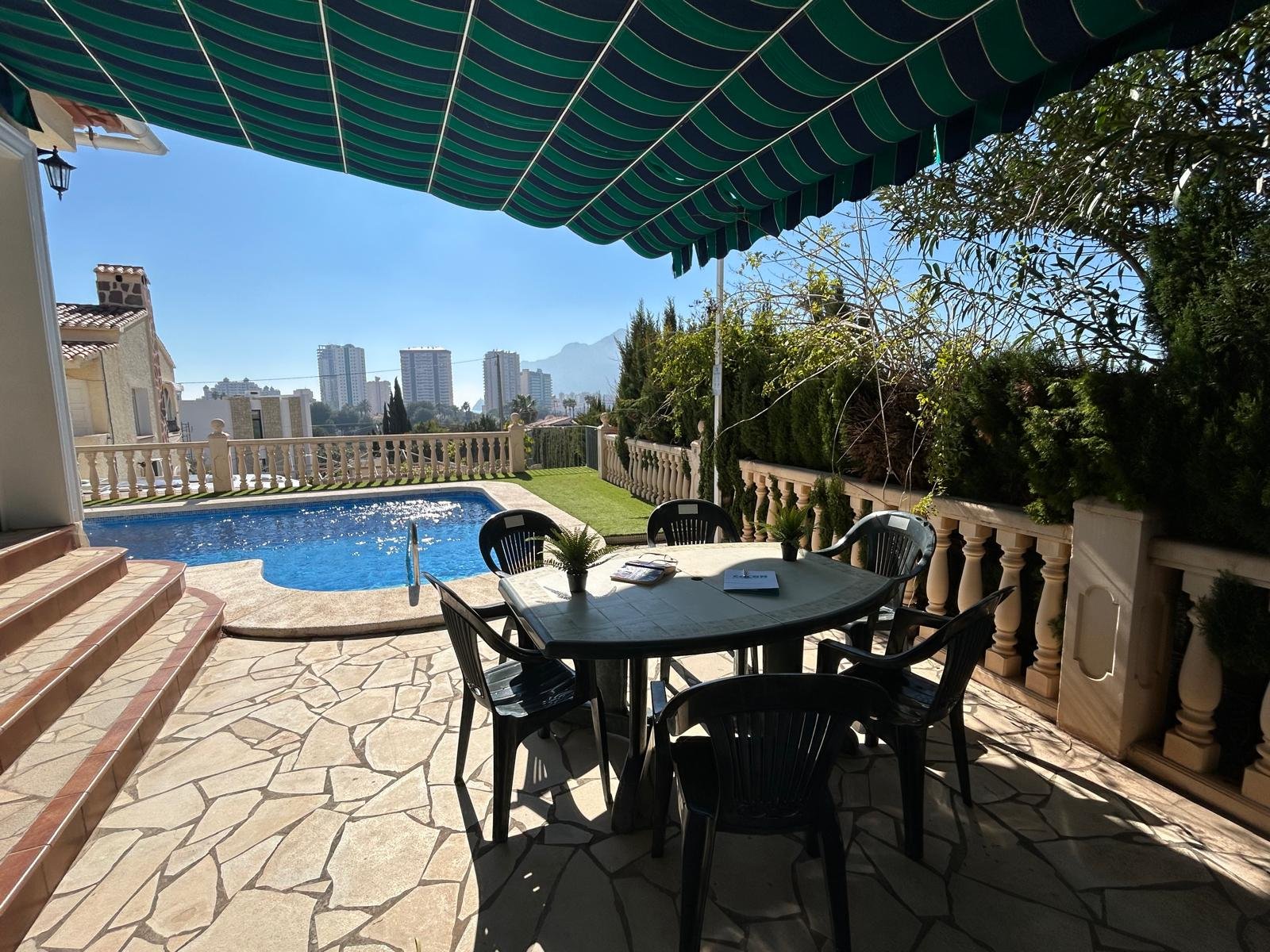 Pleasant villa with 3 bedrooms, 2 bathrooms, garage, private pool, sea views and views of the Peñon de Ifach