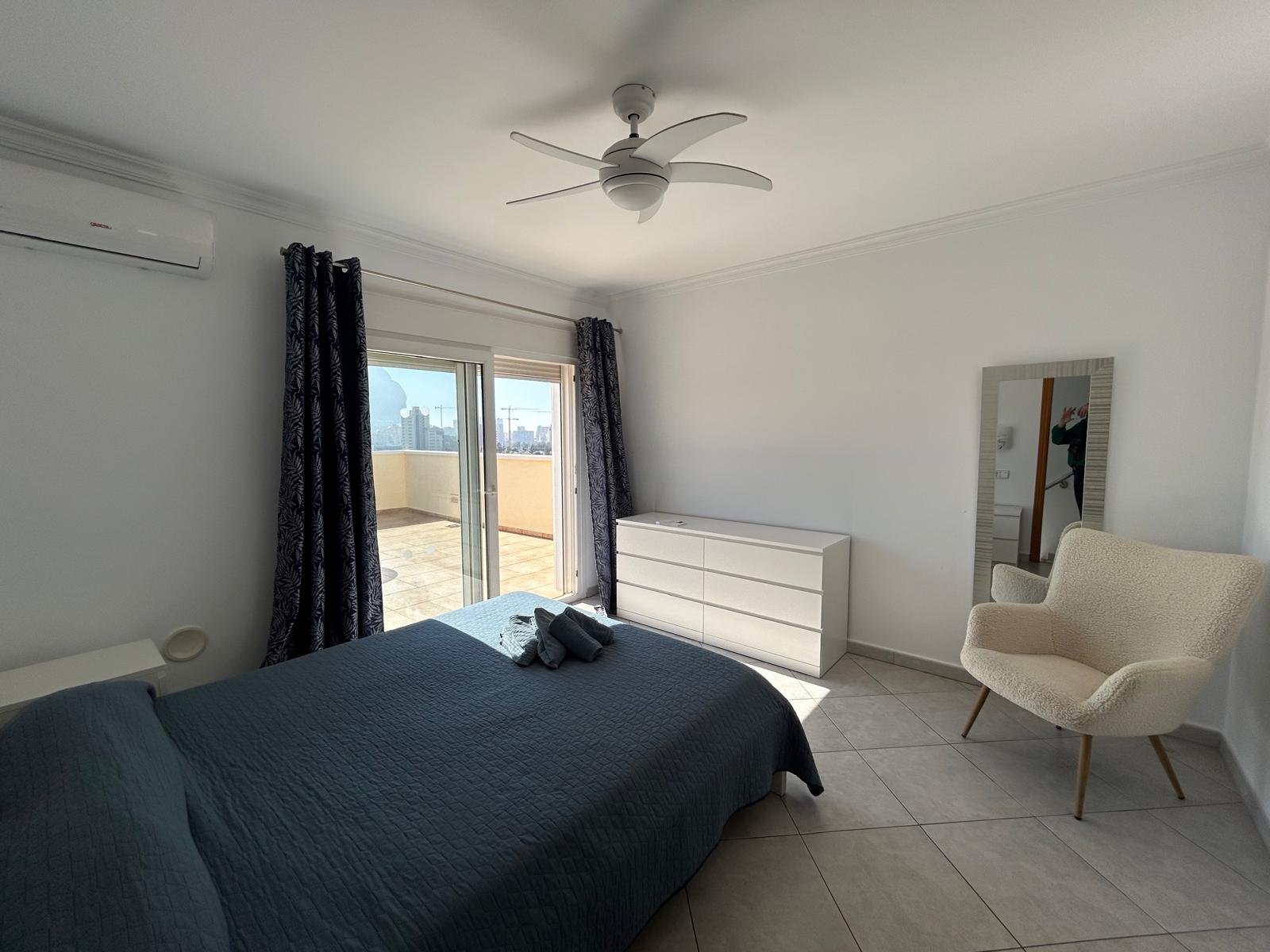 Pleasant villa with 3 bedrooms, 2 bathrooms, garage, private pool, sea views and views of the Peñon de Ifach