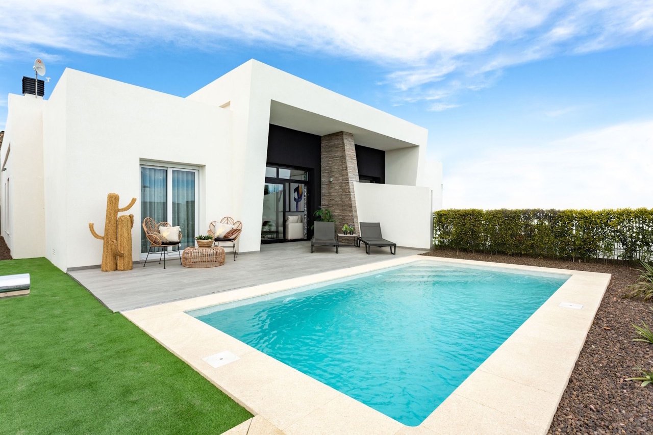 Semi-detached villas with 3 bedrooms, 2 bathrooms, roof terrace and private pool in the marvellous golf complex La Finca Resort