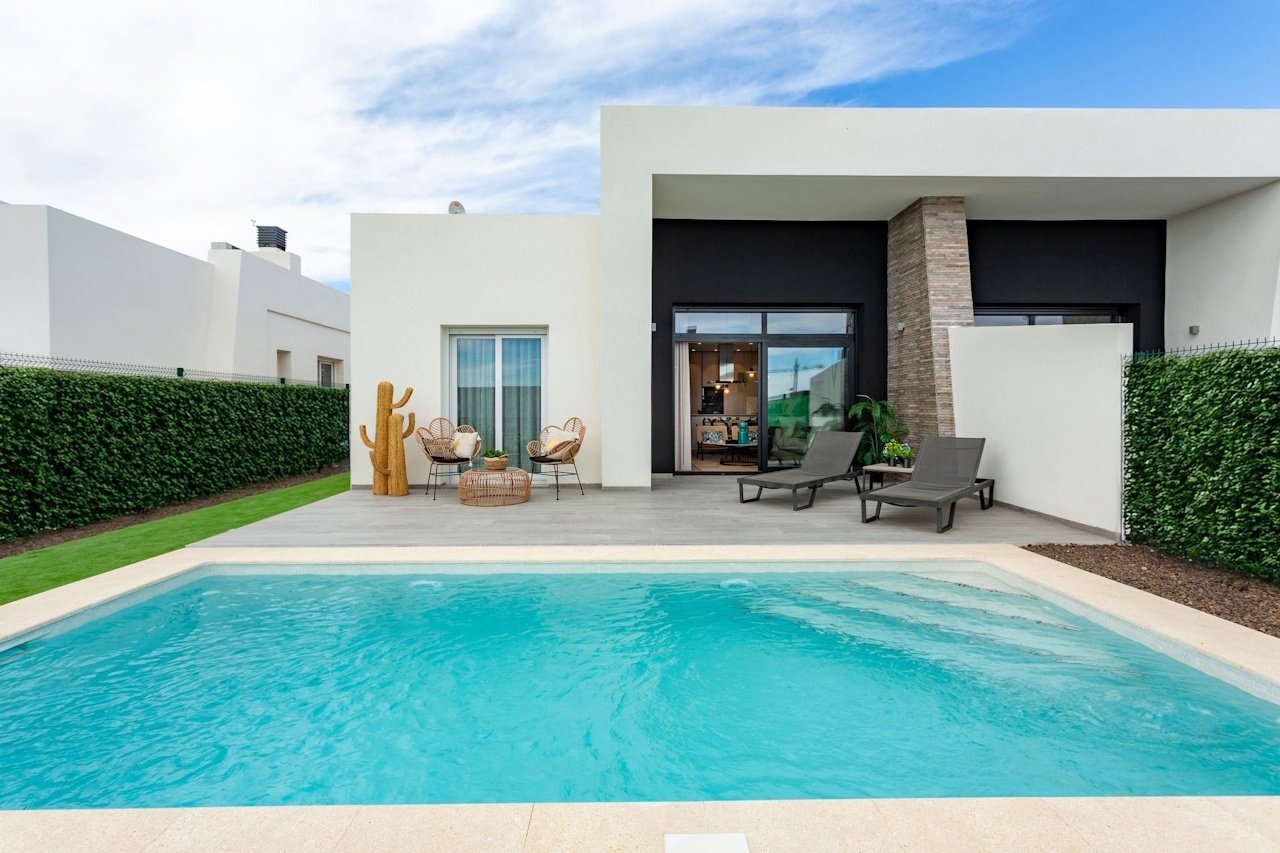 Semi-detached villas with 3 bedrooms, 2 bathrooms, roof terrace and private pool in the marvellous golf complex La Finca Resort