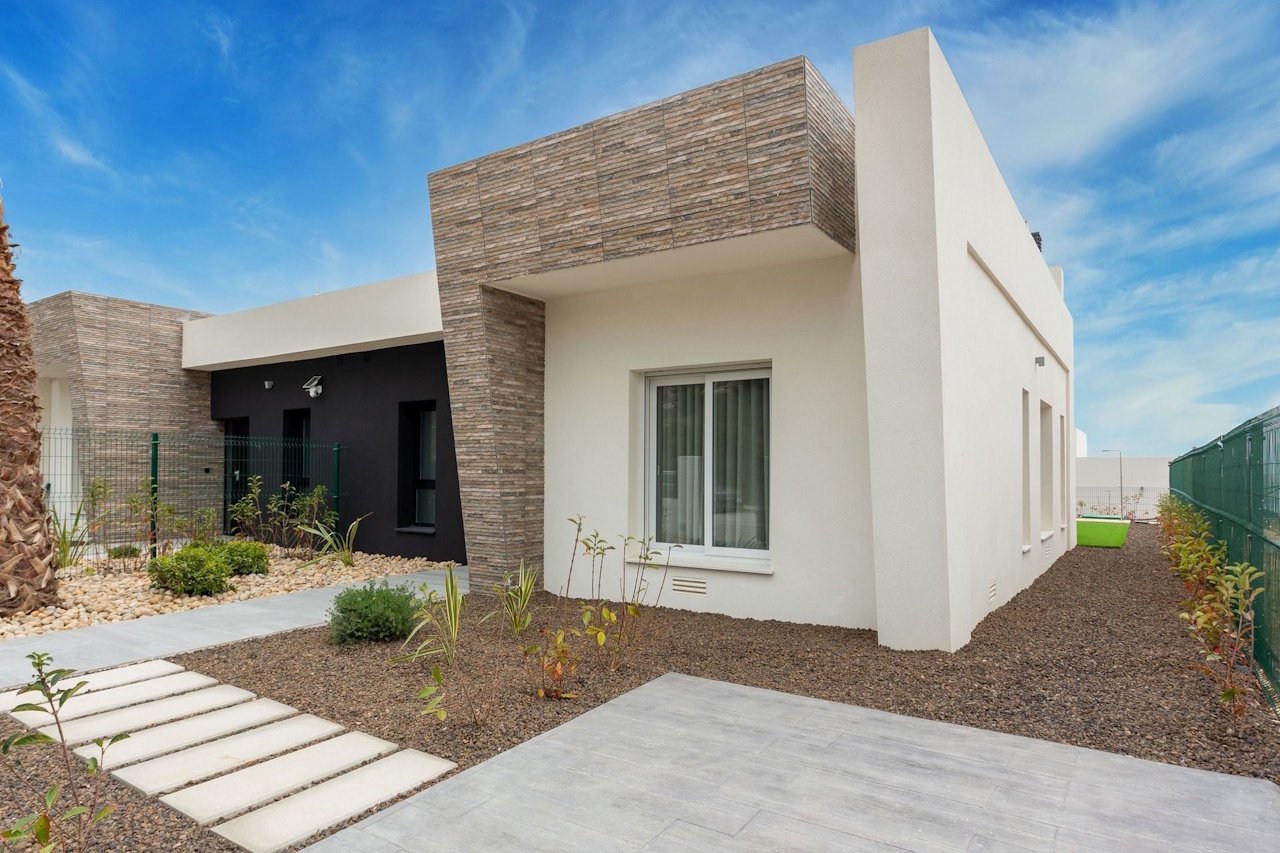 Semi-detached villas with 3 bedrooms, 2 bathrooms, roof terrace and private pool in the marvellous golf complex La Finca Resort
