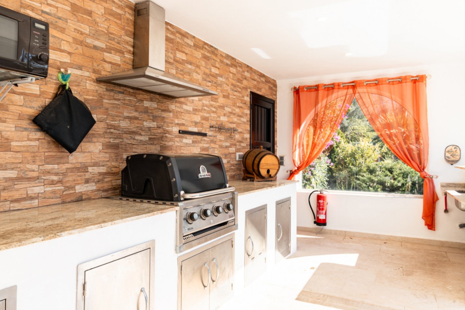 Charming 3 bedroom country house with private pool and marvellous views
