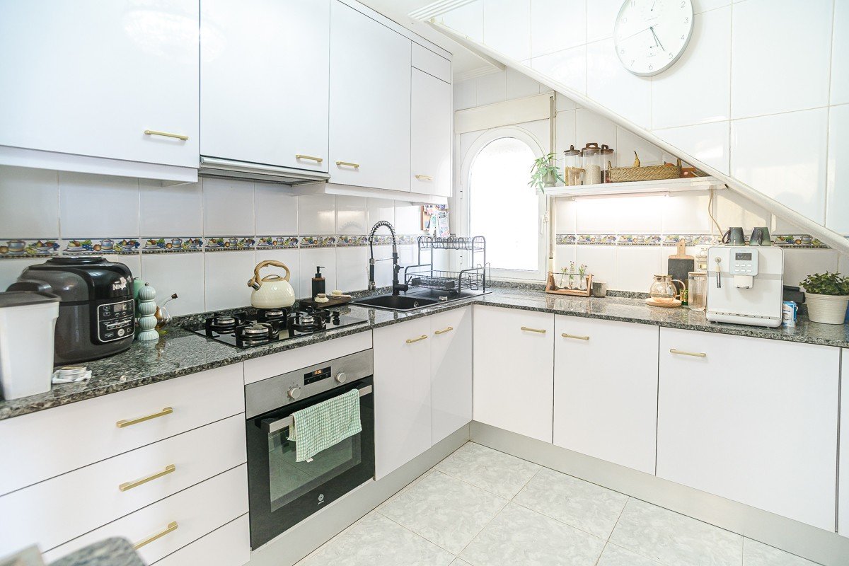 Beautiful detached villa with a guesthouse and views towards the sea