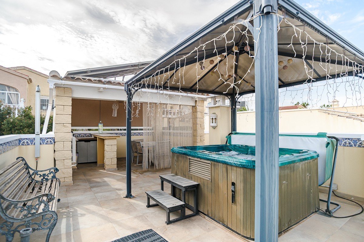 Beautiful detached villa with a guesthouse and views towards the sea