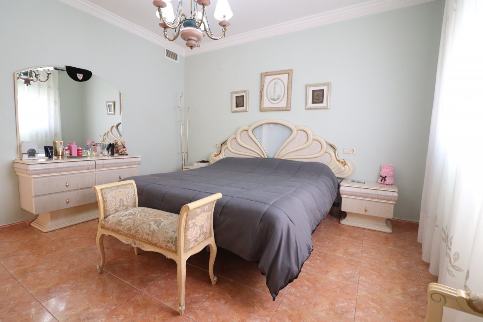 Villa with 3 bedrooms, 1 bathroom, 1 guest toilet, garage and private pool