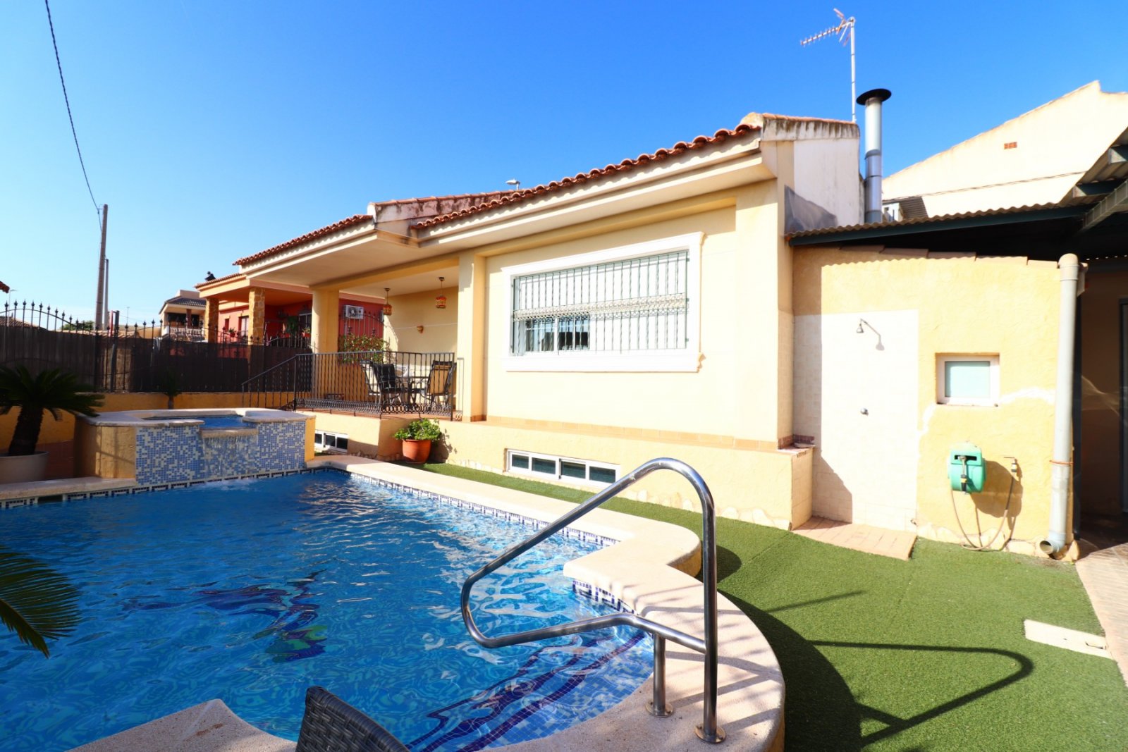 Villa with 3 bedrooms, 1 bathroom, 1 guest toilet, garage and private pool