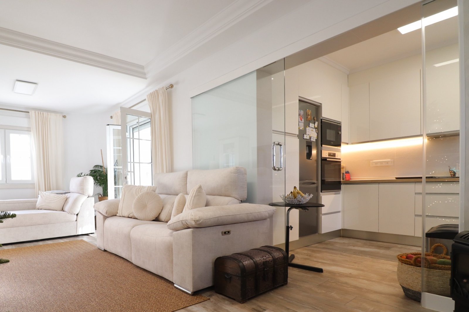 Villa with 4 bedrooms, 3 bathrooms, guest apartment and private pool in Las Filipinas