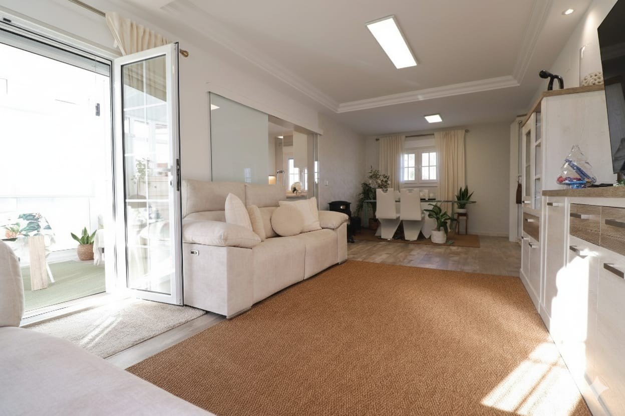 Villa with 4 bedrooms, 3 bathrooms, guest apartment and private pool in Las Filipinas